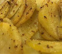 Картошка запеченная с оливковым маслом и сладкой паприкой