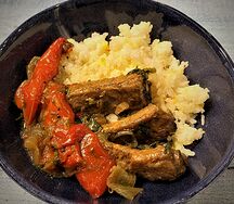 Свиные ребрышки в медово-соевом соусе с овощами и рисом