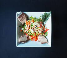 Салат из тунца с овощами и рукколой