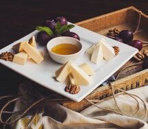 Ассорти из домашних сыров