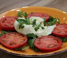 Салат Буррата и помидор