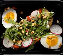 Брускетта с яйцом с соусом 