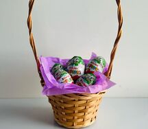 12 киндер сюрпризов в корзине