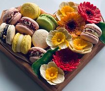 Подарок набор с макаронами, Герберами и нарциссами из шоколада