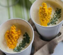 Два тортика в стаканчике с мимозой из шоколада