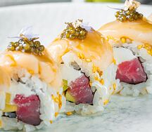 Ролл с гребешком и чёрной икрой