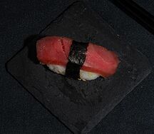 Суши с тунцом