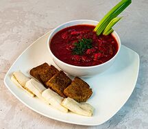 Борщ с гренками и салом