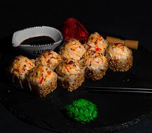 Запеченный ролл с лососем и снежным крабом