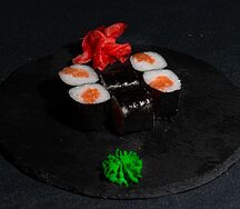 Маки ролл с лососем