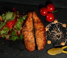 Лосось на пару с миксом салата