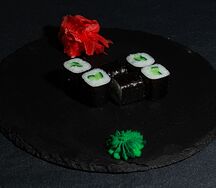 Маки ролл с огурцом