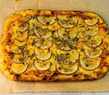 Римская пицца с горгонзолой и грушей