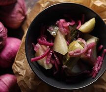 Огурец маринованный с красным луком