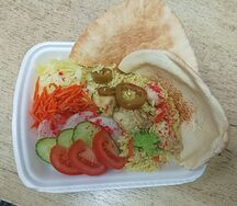 Классический плов с курицей, овощами и томатным соусом