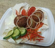 Фалафель сосвежими овощами, картофелем, соусом и зеленью 