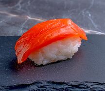 Нигири с слабосоленым Лососем