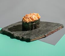 Острые суши с тунцом