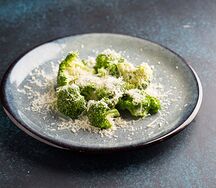 Брокколи с пармезаном