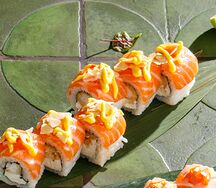 Ролл с лососем и креветкой темпура