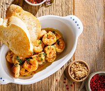 Жареные креветки с чесноком и грузинскими специями