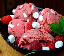 Малина-маршмеллоу мороженое
