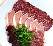 Ассорти мясных деликатесов