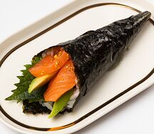 Хэнд-ролл с лососем