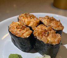 Гункан с лососем