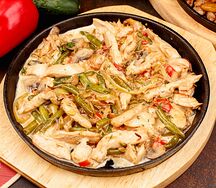 Сковородка с курицей в сливках