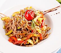 Гречневая лапша с овощами и кунжутом