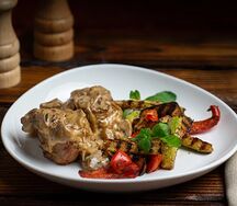 Медальоны из свинины с овощами гриль 