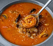 Суп Том-ям с шампиньонами и морепродуктами