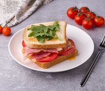 Ирландский тост с яйцом, беконом и томатами