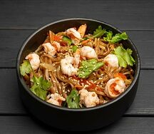 Соба с овощами и креветками