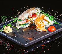 Закрытый бургер с тигровыми креветками