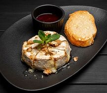 Камамбер, запечённый с мёдом и грецкими орехами