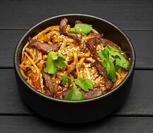 Удон с овощами и говядиной