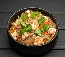 Фунчоза с овощами и креветками