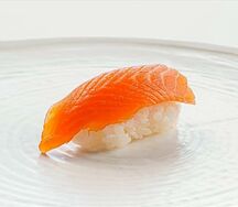 Суши с лососем