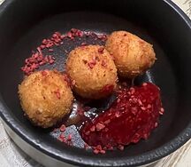 Жареный чизболл с мятой малиной и карамелью