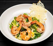 Салат Империя с креветками, авокадо, грушей и сырными чипсами