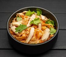 Рисовая лапша с овощами и курицей