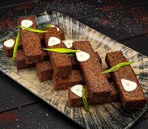 Гренки чесночные с соусом тартар