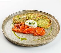 Кабачковые оладьи с сёмгой и яйцом пашот