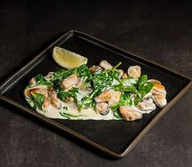 Мясо мидий в сливочно-чесночном соусе со шпинатом