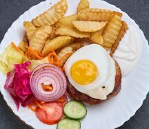 Бифштекс с яйцом и картошкой по-домашнему