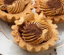 Пирожное Корзиночка со сгущенкой и брусничным джемом