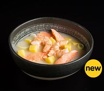 Сливочный суп с лососем и креветками