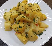Отварной картофель с зеленью и маслом